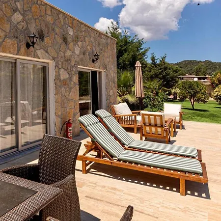 3 Bedroom Stone House Wih Shared Pool *